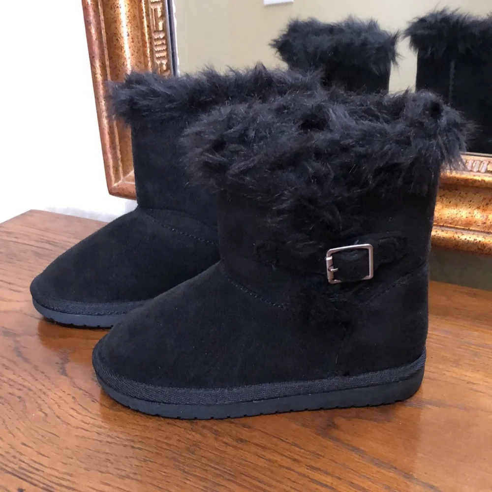 New toddler girls black boots with faux fur.  Size 9.  The Children’s Place.